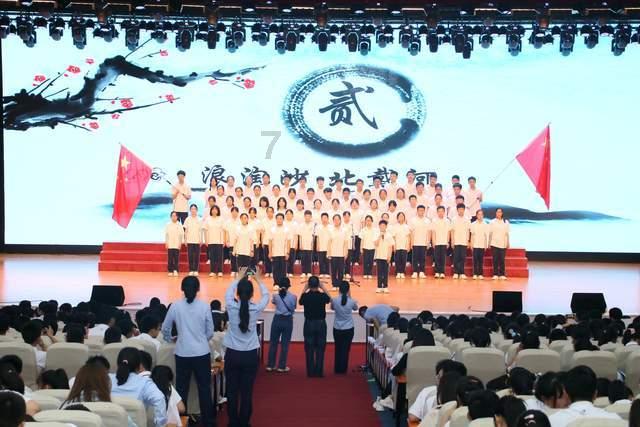 可爱的女生解救