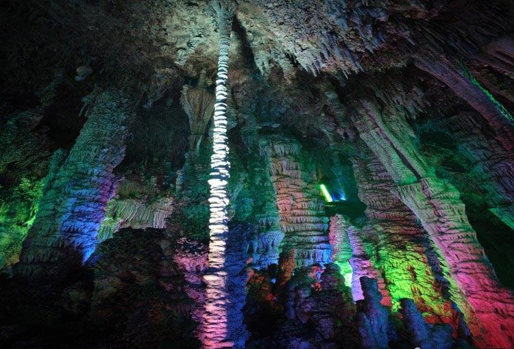 为河渠装上1600米防护栏